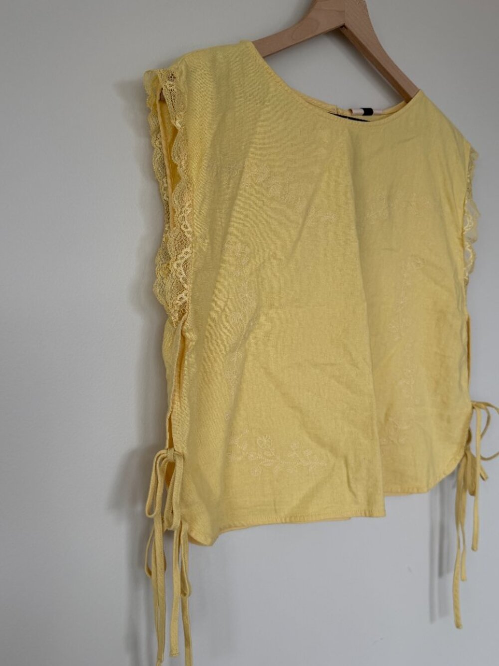 Universal Thread Embroidered Tie Top NWT size M - Picture 4 of 5